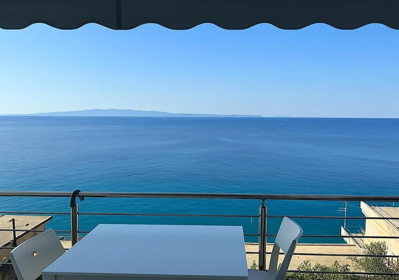 Blue Sea Apartments 체파로