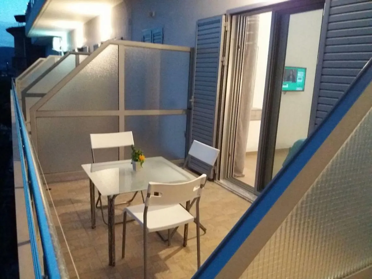 Blue Sea Apartments 체파로